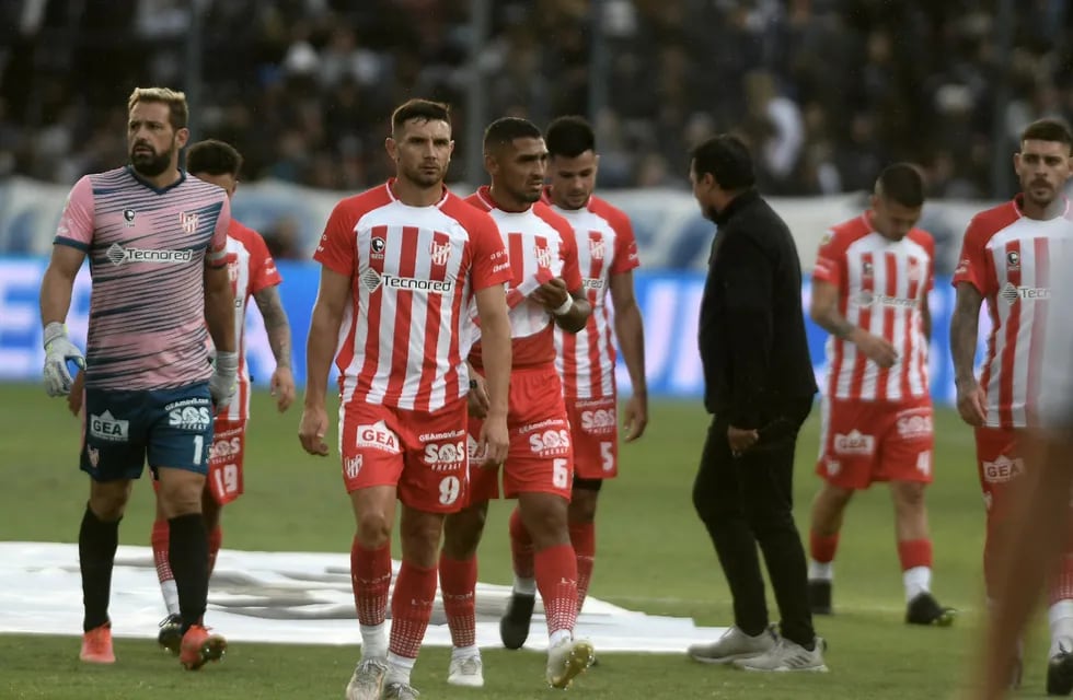 Instituto sufrió su primera caída en el campeonato este viernes y fue 2-0 ante Gimnasia en La Plata en el encuentro que inició la cuarta jornada de la Liga Profesional de Fútbol.  (Federico López Claro / La Voz)