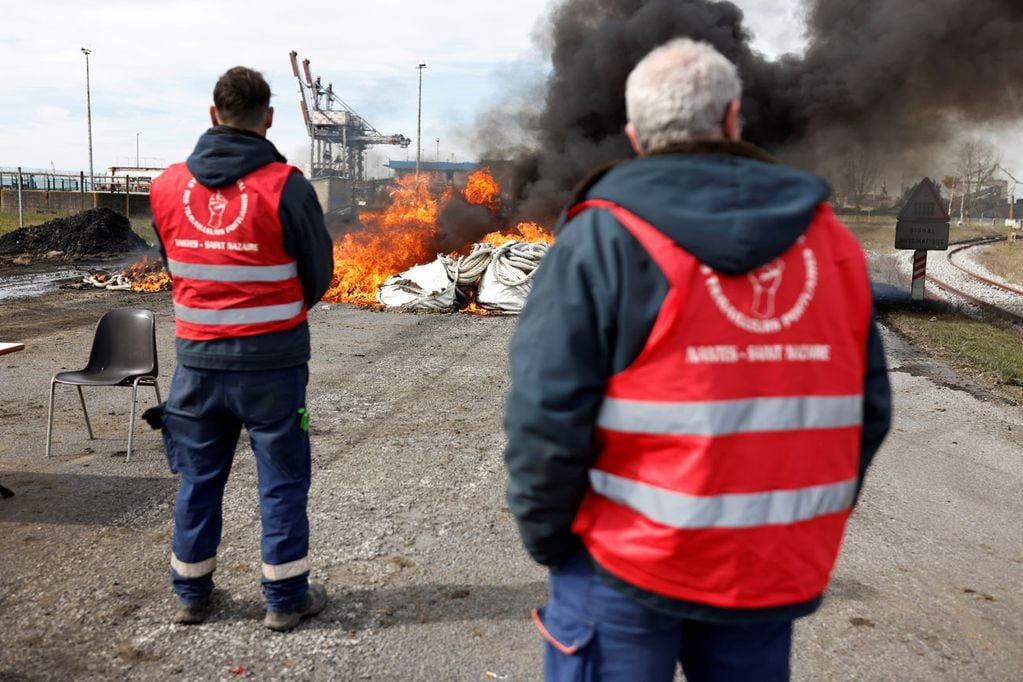 Trabajadores de la energía franceses en huelga (AP)