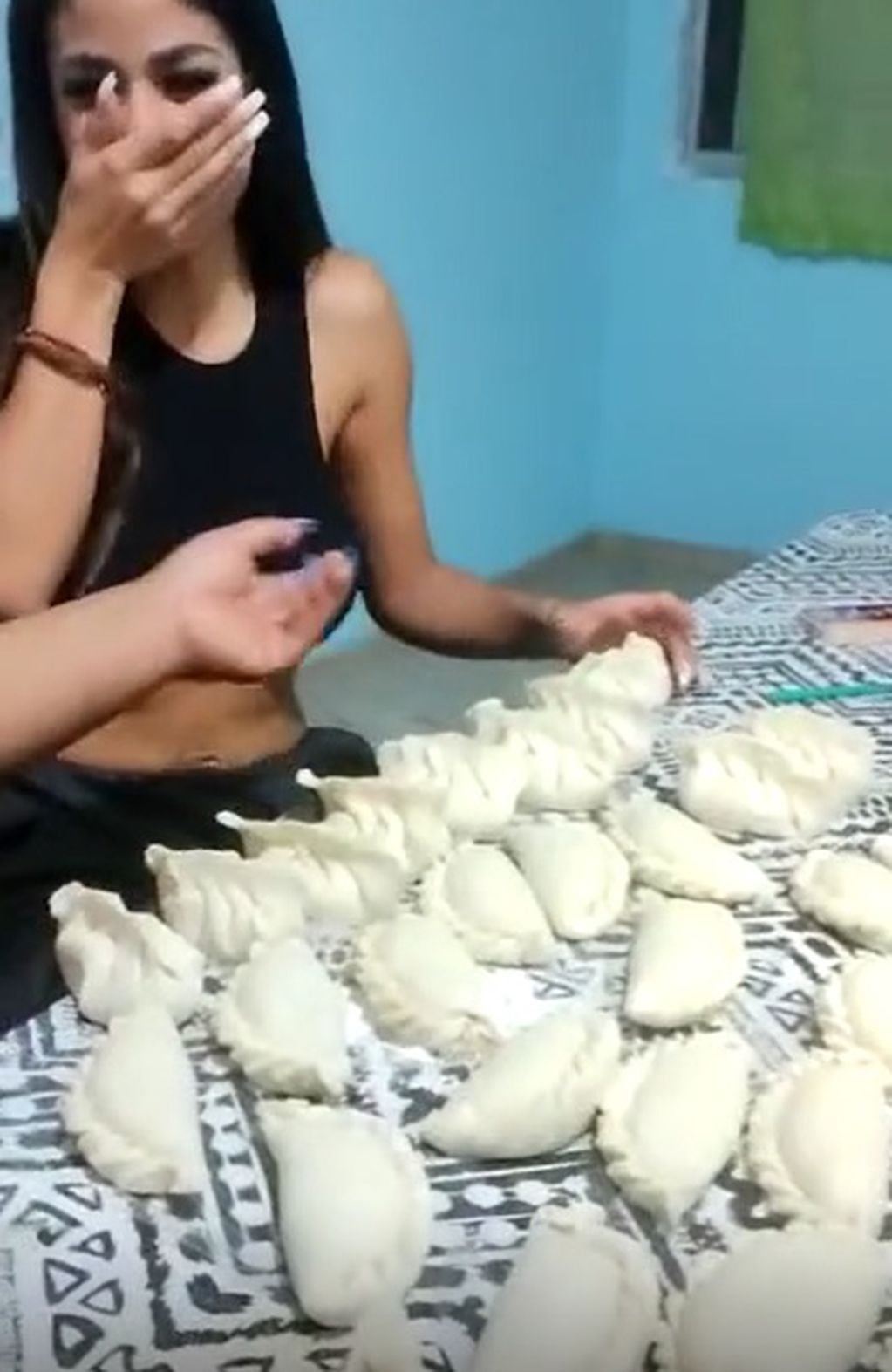 Daniela Celis cocinó empanadas y se hizo viral
