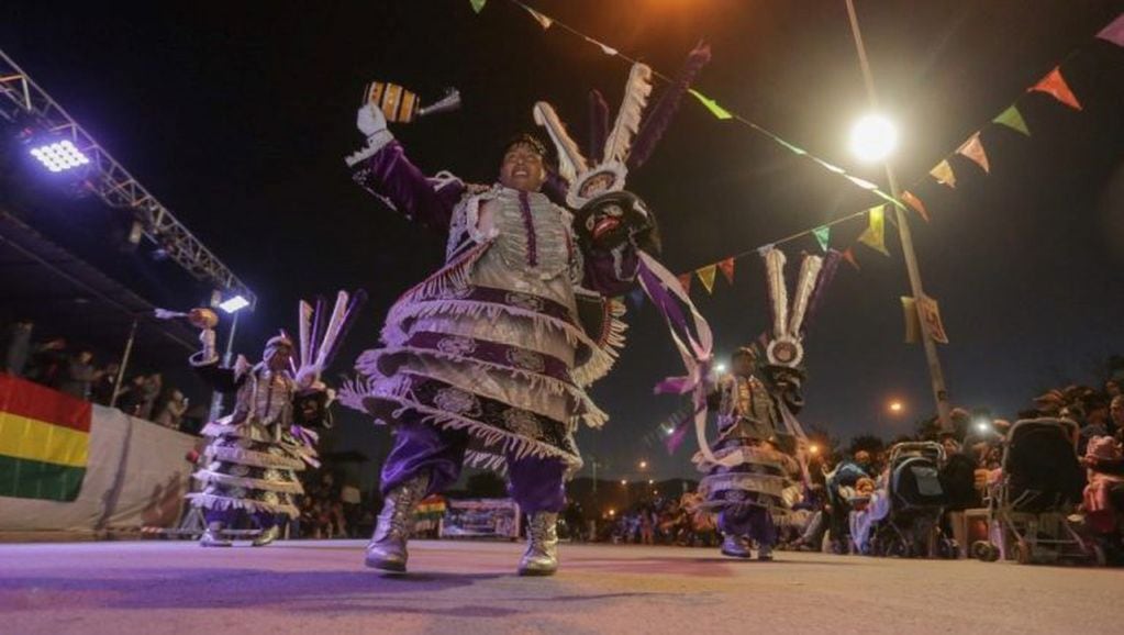 Trajes típicos de las festividades bolivianas son verdaderas obras de arte que la masiva concurrencia apreció en la avenida Forestal.