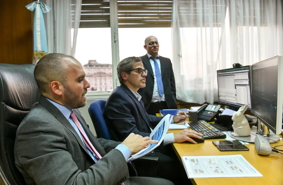 Martín Guzmán junto al exsecretario de Finanzas, Rafael Ignacio Brigo (parado) y al ex subsecretario de Financiamiento, Ramiro Tosi.