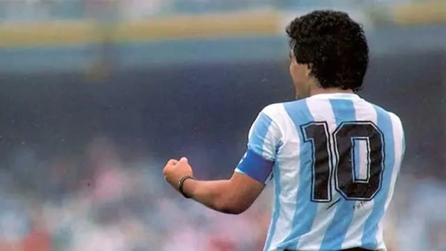 Maradona festejando un gol