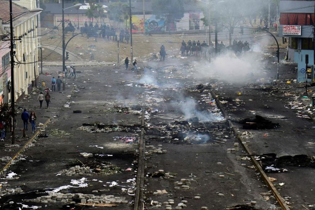 Así se ven parte de las calles del centro de Quito tras las protestas por el decreto que eliminó el subsidio al combustible y disparó los precios. Foto: Martin BERNETTI/AFP.