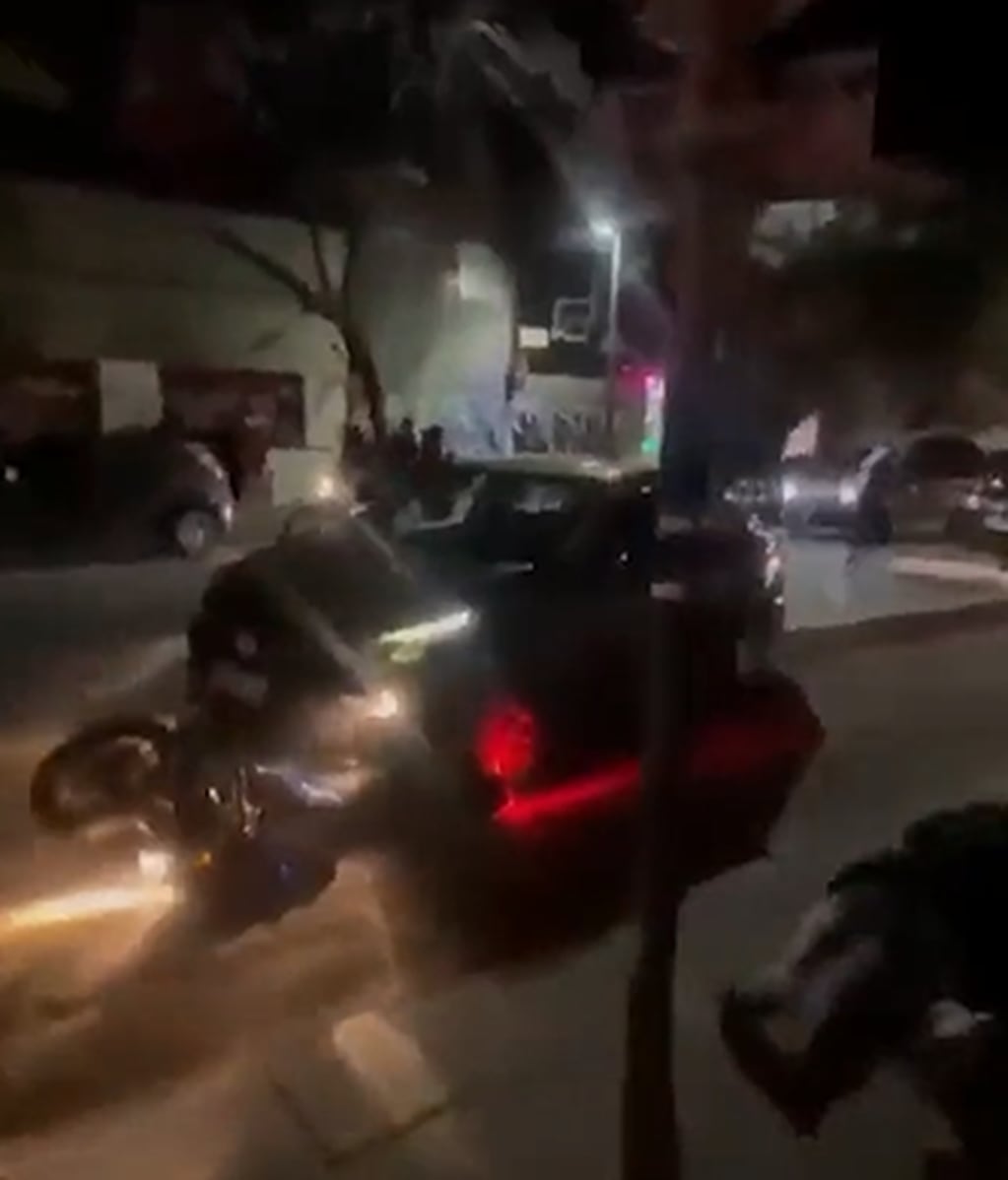 El instante en el que el taxista atropella al motociclista.