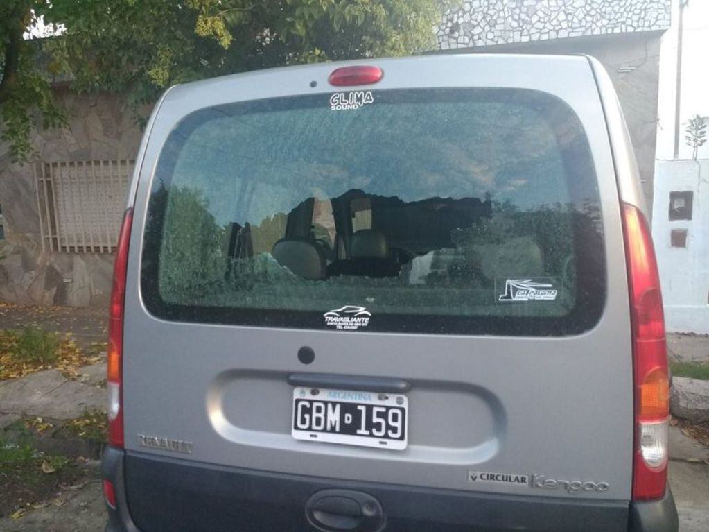 Balearon la camioneta de una mujer en Rivera al 1300. (@belitaonline)