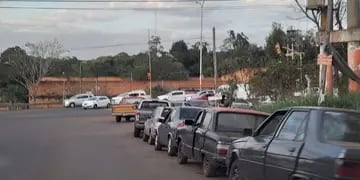 Largas filas para cargar combustible en Puerto Iguazú