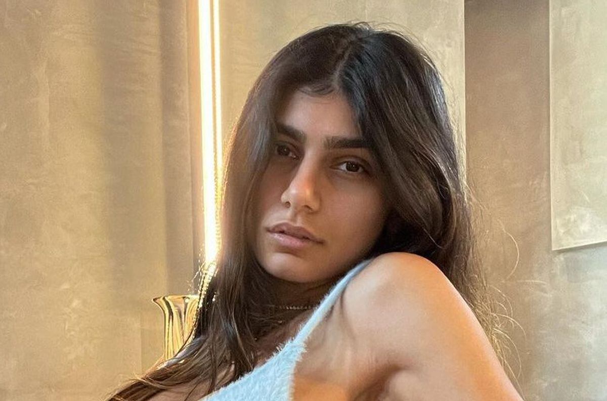 Mia Khalifa publicó fotos de espalda en bikini una al natural y otra con filtro Vía Libre