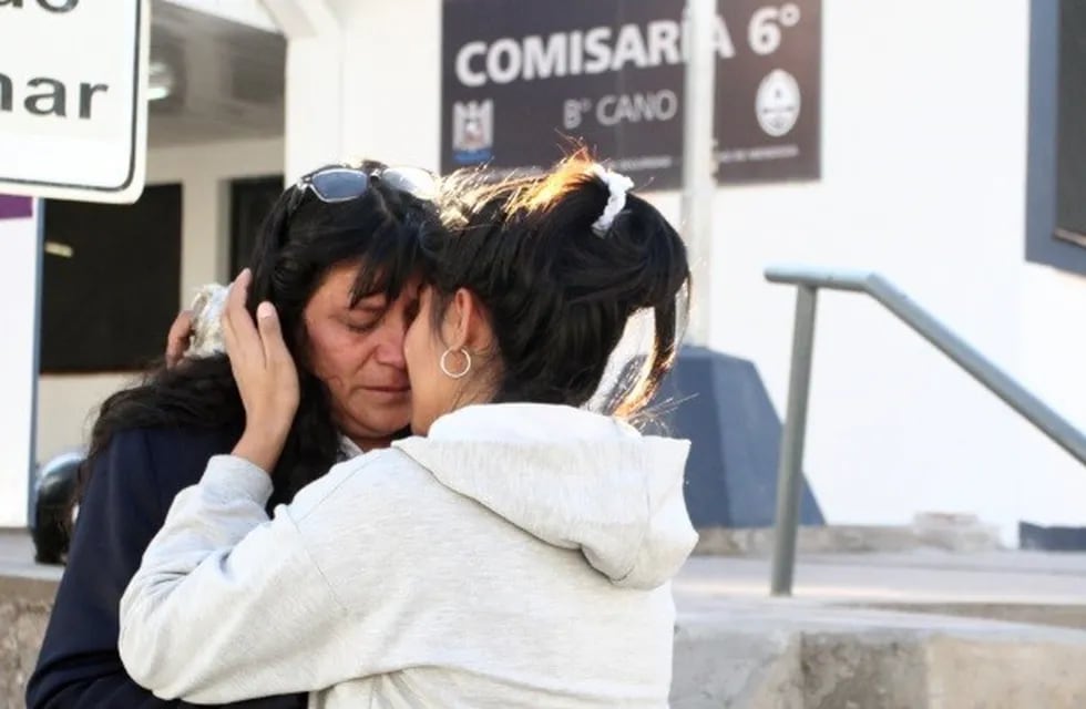 La madre de Juan Carlos Huaihuas y familiares se manifestaron frente e la Comisaría donde está detenido el canillita.