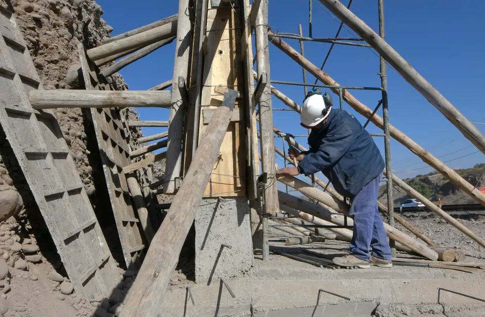 02 Junio 2022 Sociedad 
Continúan las obras en la Ruta Provincial 82  Panamericana en el departamento Luján de Cuyo
los obreros de la construcción vial, continúan con el trabado de la nueva ruta. 
En la foto, a la altura del Barrio Cerro Alto
Foto: Orlando Pelichotti

