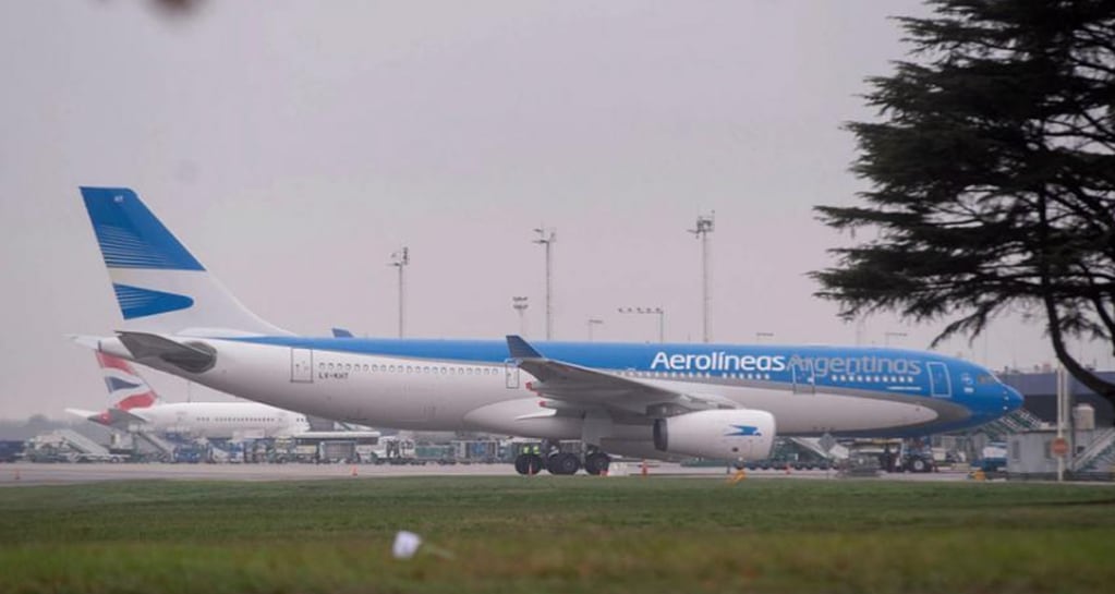 El avión de Aerolíneas Argentinas finalmente despegó hacia Miami. (Télam / Lara Sartor)