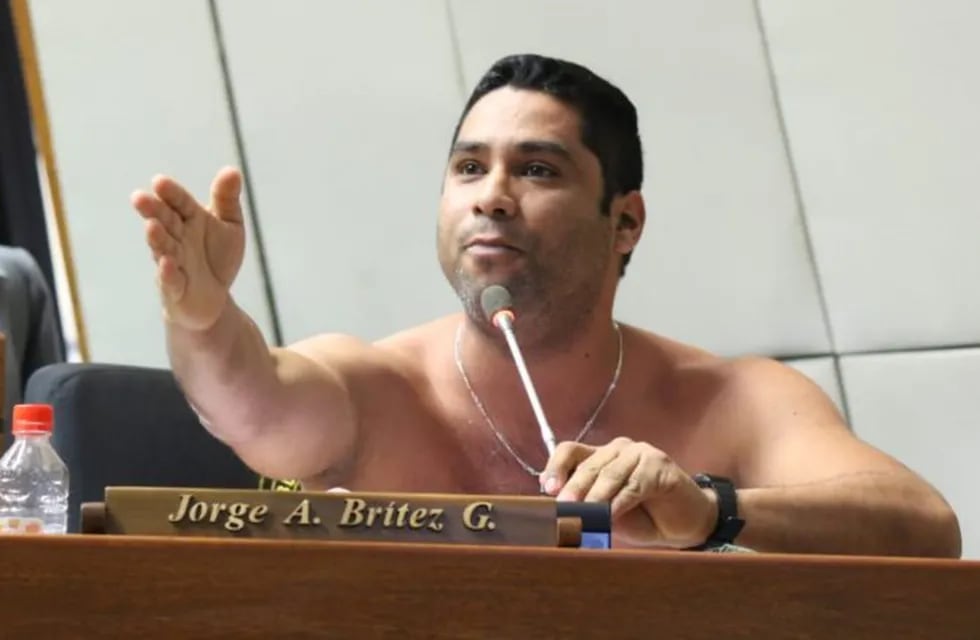 El diputado paraguayo Jorge Britez se sacó la camisa en plena Asamblea para pedir reapertura comercial con Brasil