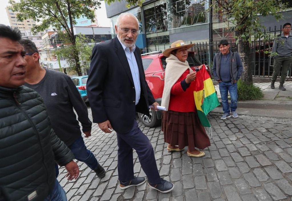 BOL02. LA PAZ (BOLIVIA), 10/11/2019.- El expresidente de Bolivia Carlos Mesa camina este domingo por una céntrica plaza de La Paz (Bolivia). Mesa dijo que el mandatario del país, Evo Morales, debe estar inhabilitado para postularse de nuevo a unos comicios, tras el anunció que hizo el jefe de Estado de una convocatoria a nuevas elecciones generales. La Organización de Estados Americanos (OEA) recomendó este domingo celebrar "otro proceso electoral" en Bolivia al evidenciar "irregularidades" en los comicios del 20 de octubre, en las que se perfilaba un cuarto mandato de Morales. EFE/Martin Alipaz