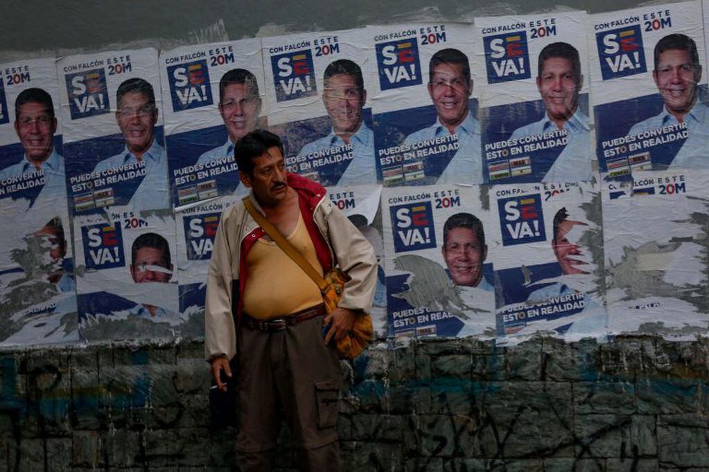 Un votante espera de la apertura de los centros electorales en Caracas.