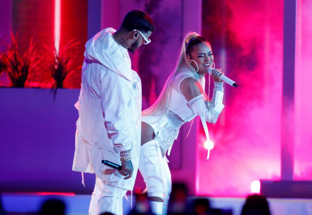 Anuel AA y Karol G, en el escenario en los Billboard Latino. (AP)