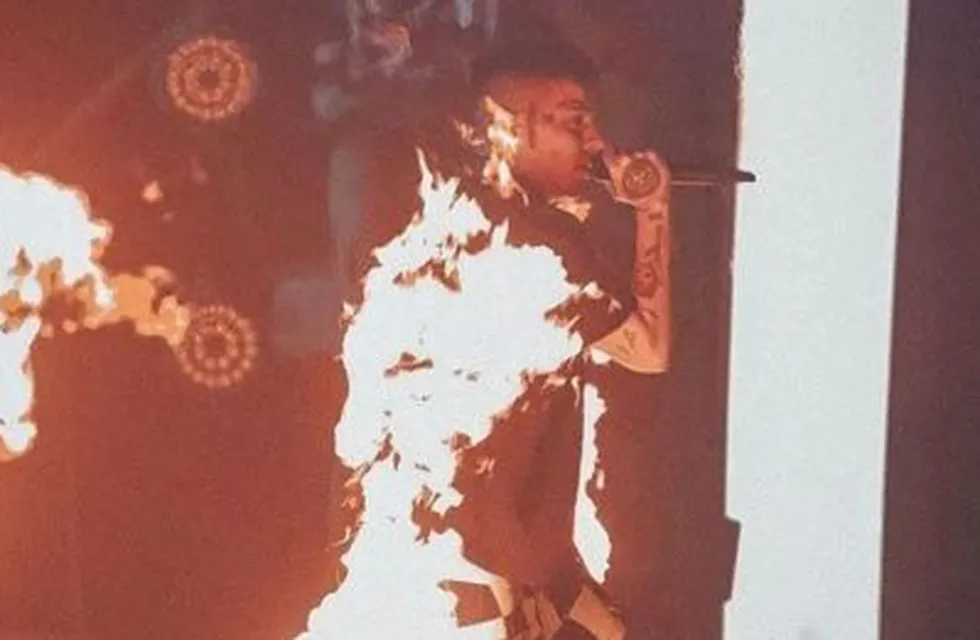 Duki casi se prende fuego en un show en Mar Del Plata