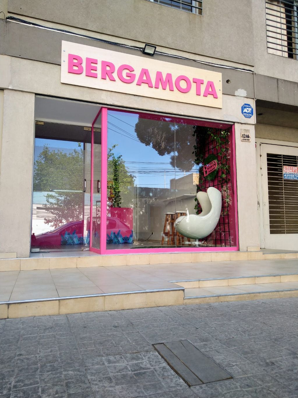 Sebastián y María Belén Nievas crearon "Bergamota", wafles en forma de pene que se venden en Mendoza.