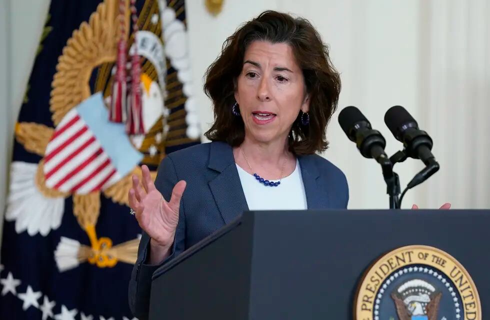 La secretaria der comercio de EEUU Gina Raimondo. (Foto AP /Evan Vucci)