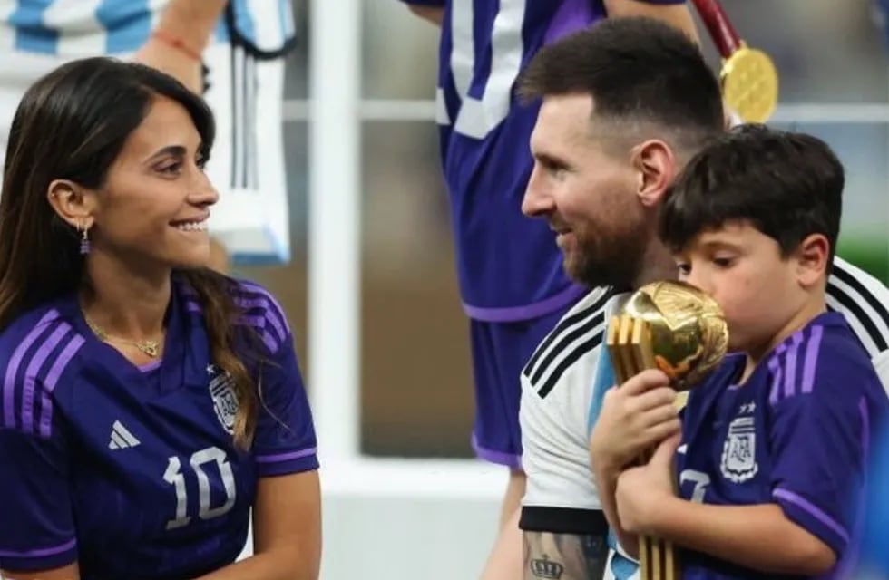 Antonela Roccuzzo y el beso a la Copa del Mundo.