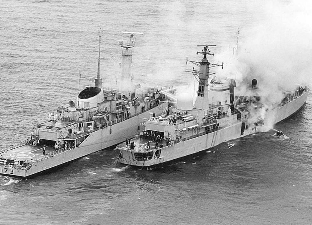La fragata HMS "Arrow" asistió a los sobrevivientes del HMS "Sheffield".
