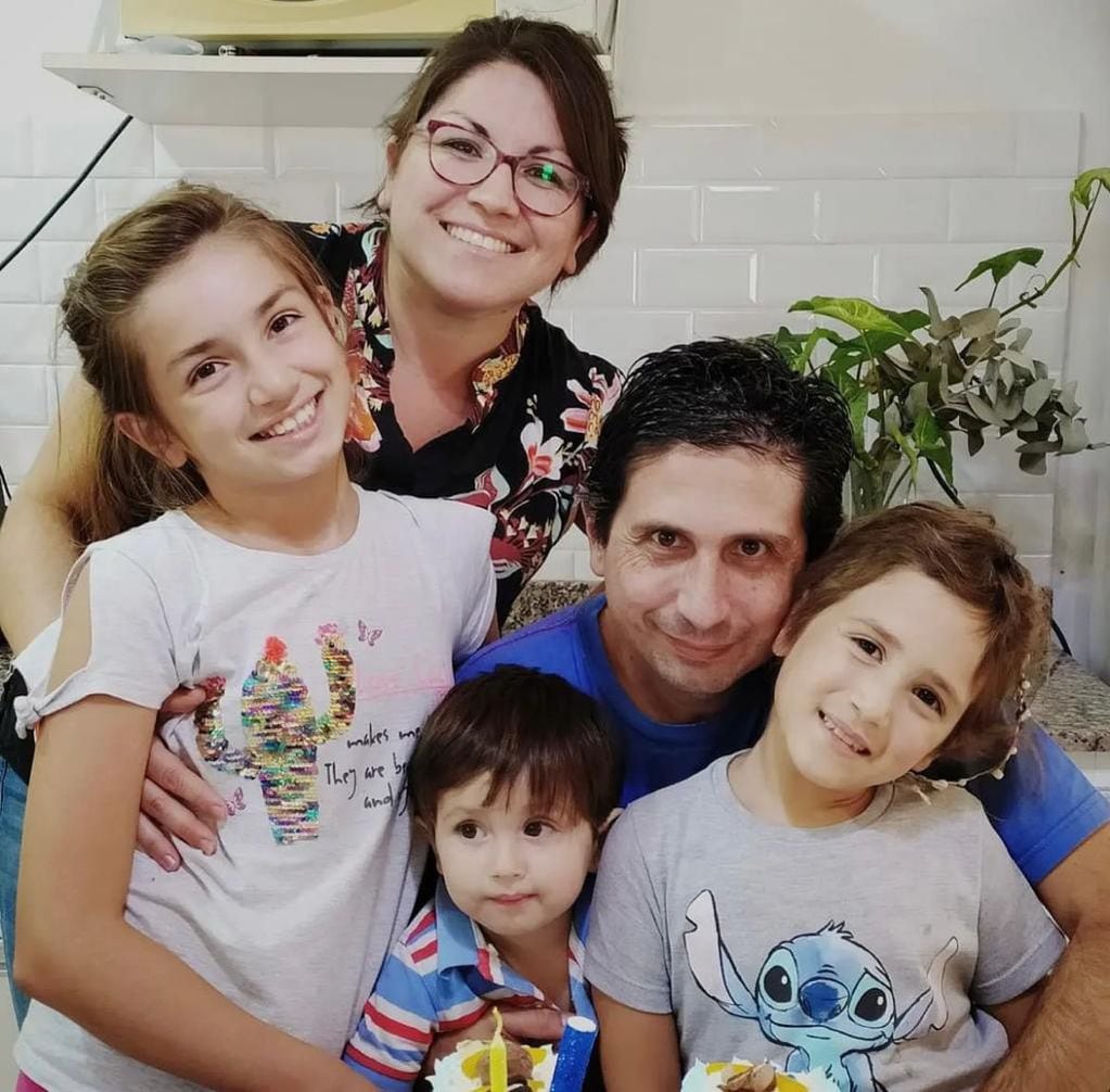 Emily con sus padres Mariano y Daniela, oriunda de Neuquén y sus hermanitos Julieta y Dariel.