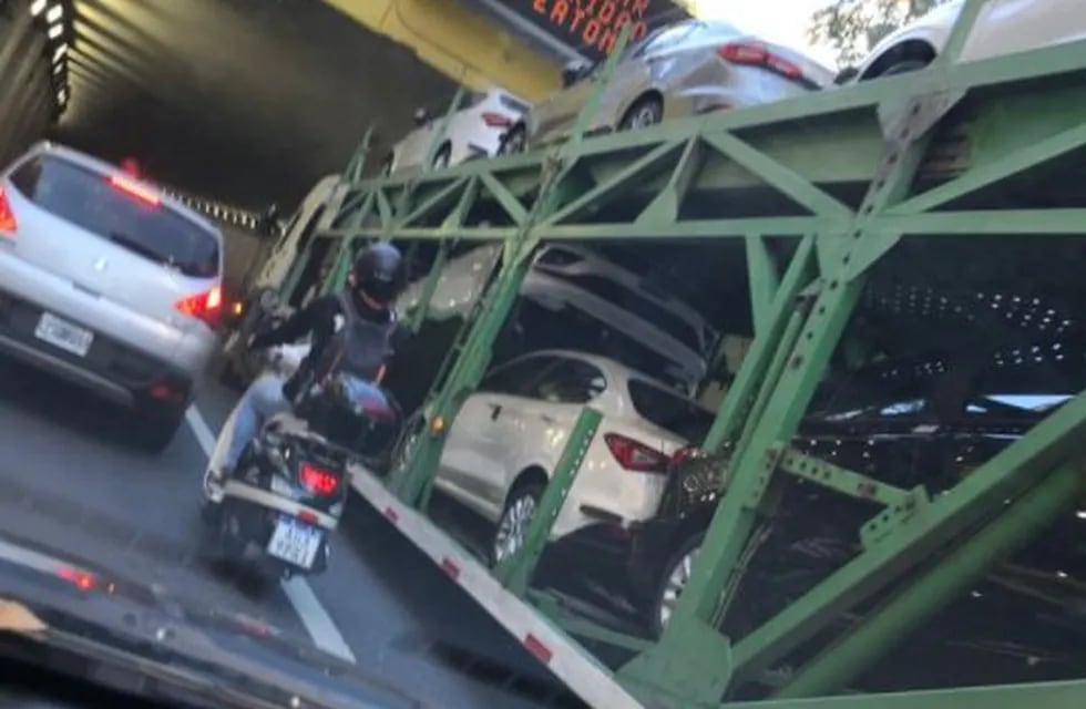 Un camión que transportaba autos calculó mal y se incrustó en el túnel de Libertador.