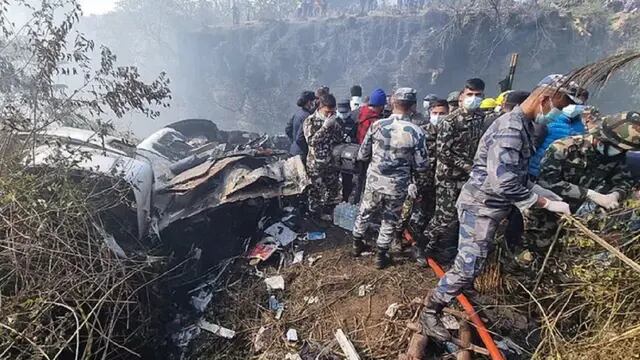 Un avión se estrelló en Nepal: más de 60 muertos