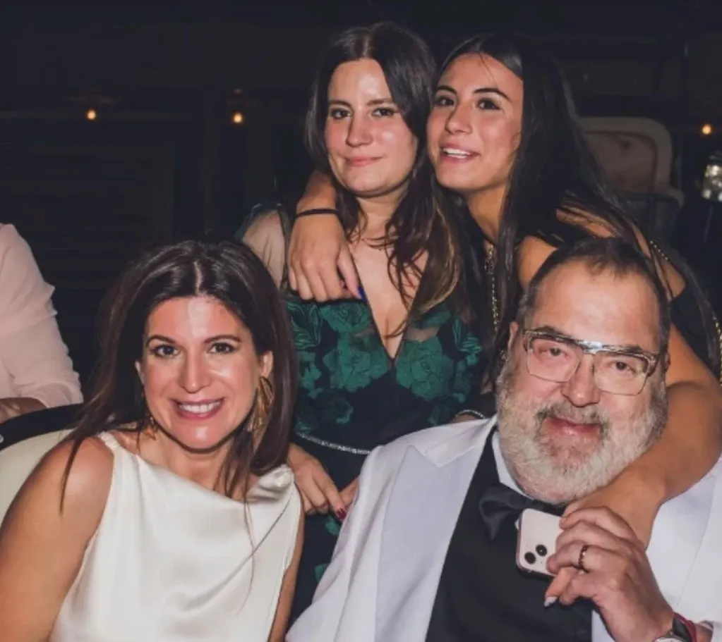 Jorge Lanata en el día de su boda con sus hijas.