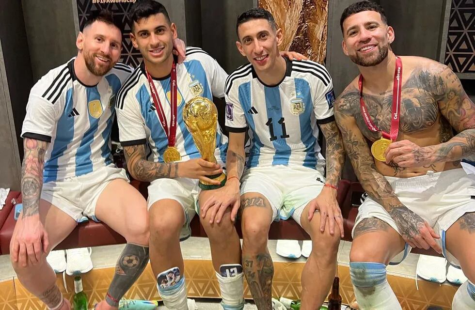 "El Cuti" Romero con la copa de campeón junto a Lionel Messi, Ángel Di María y Nicolás Otamendi. (Cristian Romero)