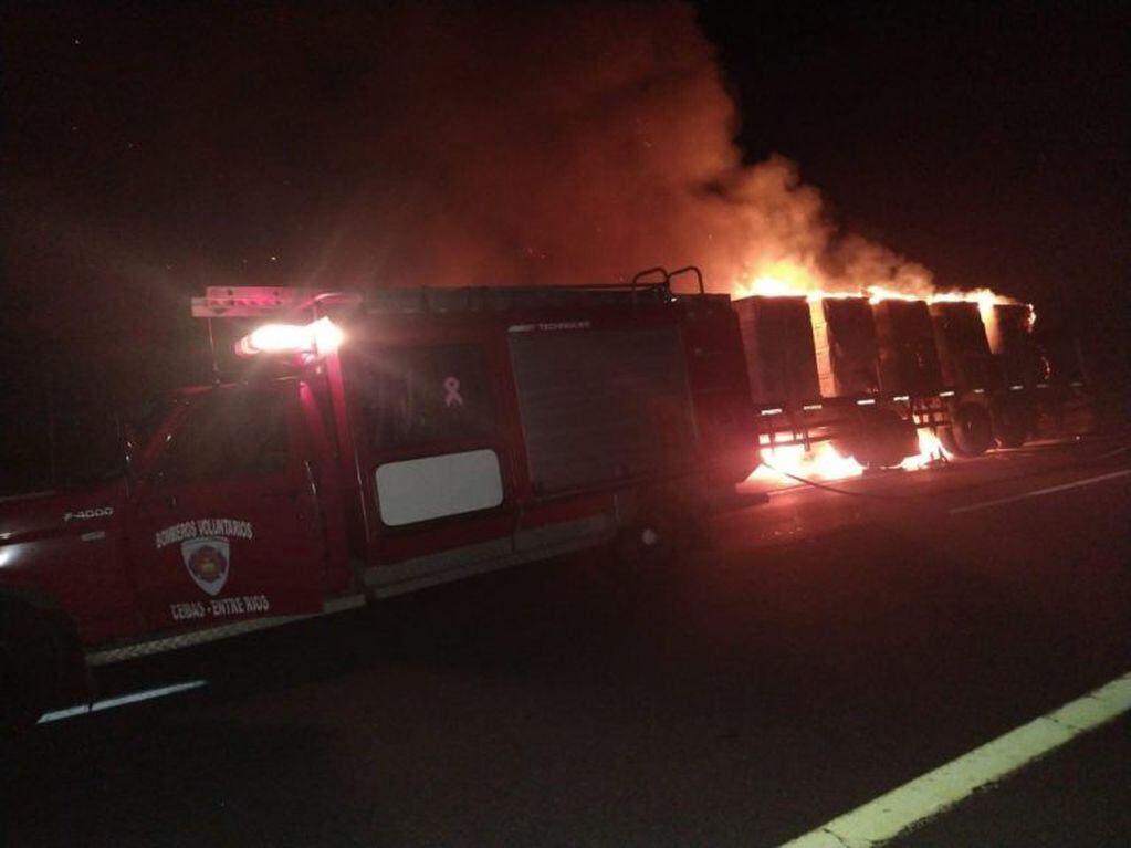 Incendio de camión con celulosa en Ceibas - RN14
Crédito: Bomberos Voluntarios Ceibas