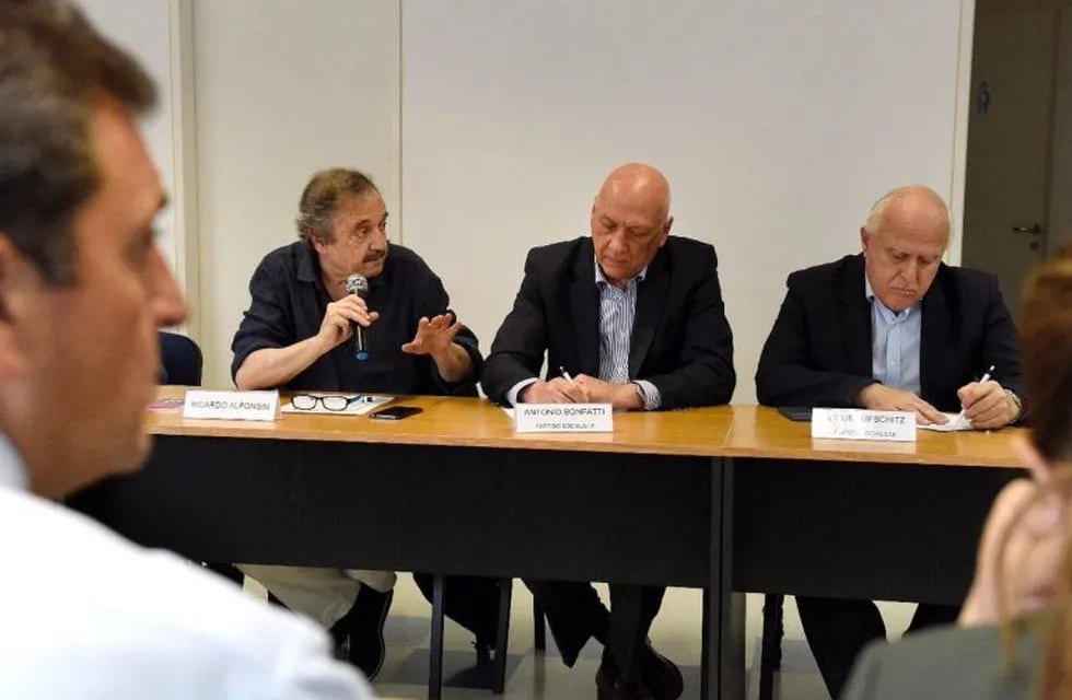 El ex gobernador participó de la ronda de diálogo junto a Ricardo Alfonsín y Miguel Lifschitz. (@sergiomassa)
