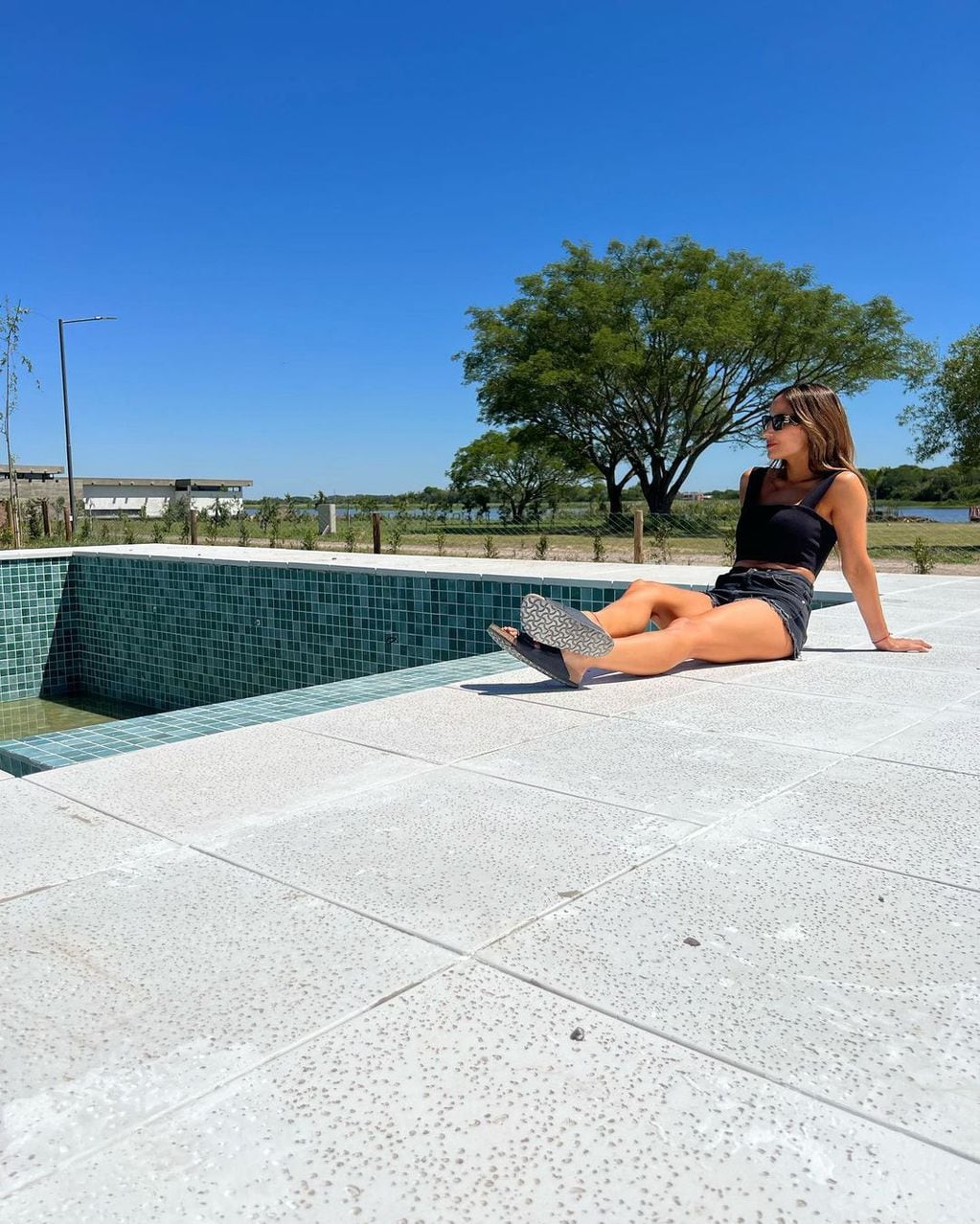 Lourdes Sánchez posó en su futura piscina.