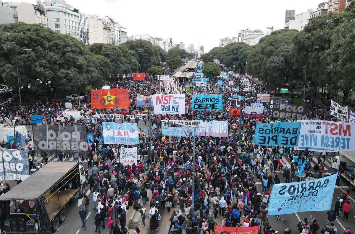 El Gobierno auditará los planes y para las organizaciones no hay dudas: “Es un ataque de Cristina Kirchner”

Organizaciones Sociales y movimientos de izquierda cortan la Av 9 de Julio y el metrobus a la altura del Ministerio de desarrollo social
Polo Obrero MST

Foto Clarín