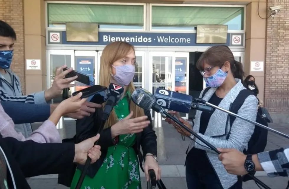 Anabel Fernández Sagasti en el aeropuerto. Foto: diario El Sol.