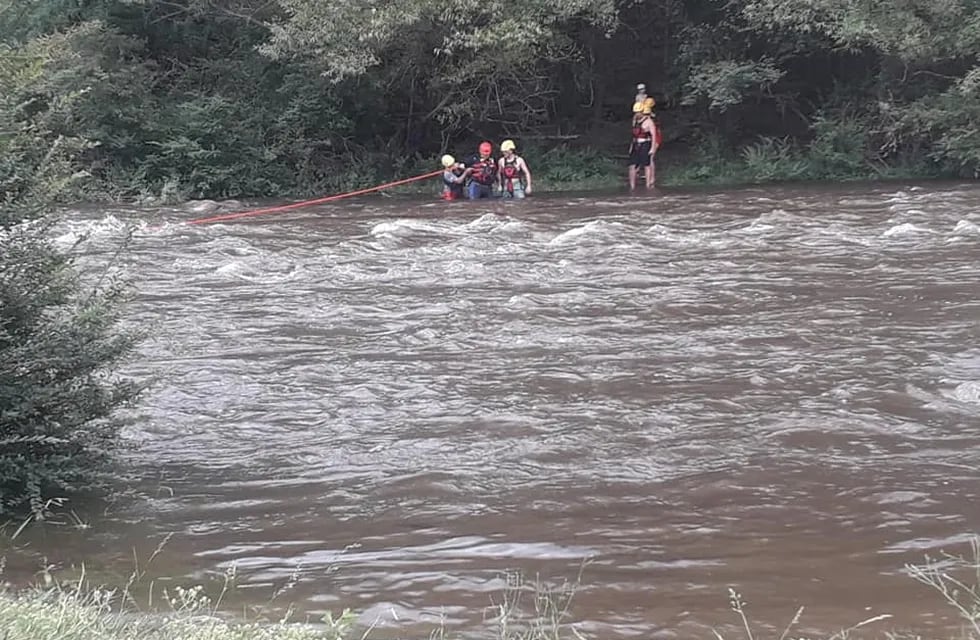 Cinco personas debieron de ser asistidas por el personal de Bomberos Voluntarios de Villa General Belgrano, tras la crecida del río.