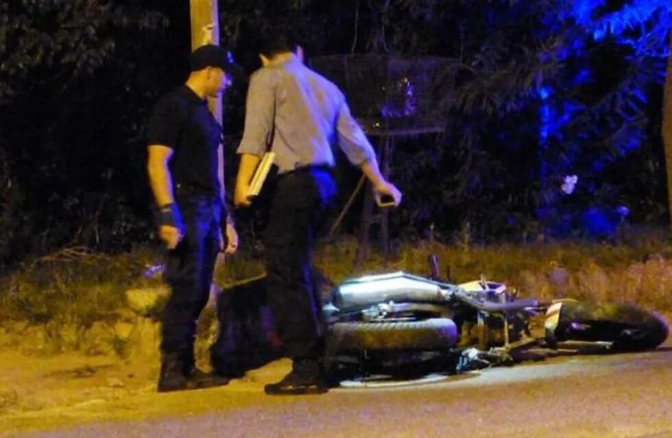 La moto de Miranda quedó tirada en el suelo y los policías realizaron las pericias correspondientes.