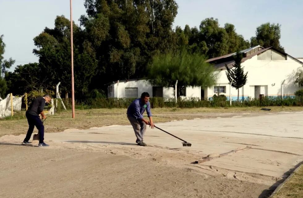 Se realizan tareas de reconstrucción en la pista del Polideportivo Municipal