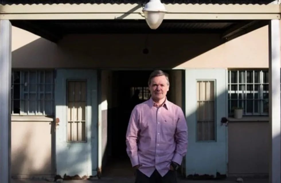 Fernando Farré en la puerta del pabellón (Foto: Adrián Escandar)