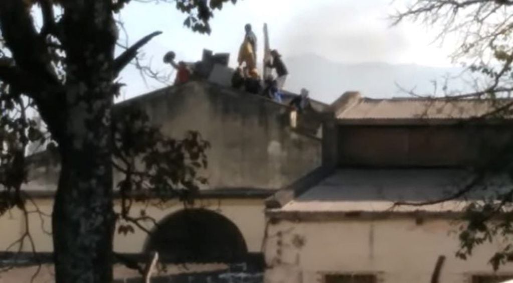 Eran cerca de las tres de la tarde cuando se vio aparecer a los internos amotinados sobre los techos de la Unidad Penal del barrio Gorriti.