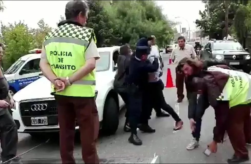 Discusión entre un automovilista y los policías en un control de tránsito de la Municipalidad de Córdoba. (Foto El Show de la Mañana)