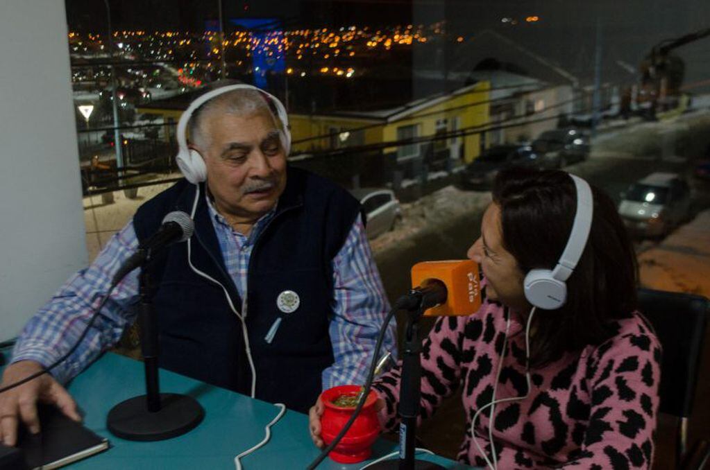 Gabriela Acosta  y  Juan Carlos Millán en Vía Ushuaia Radio.