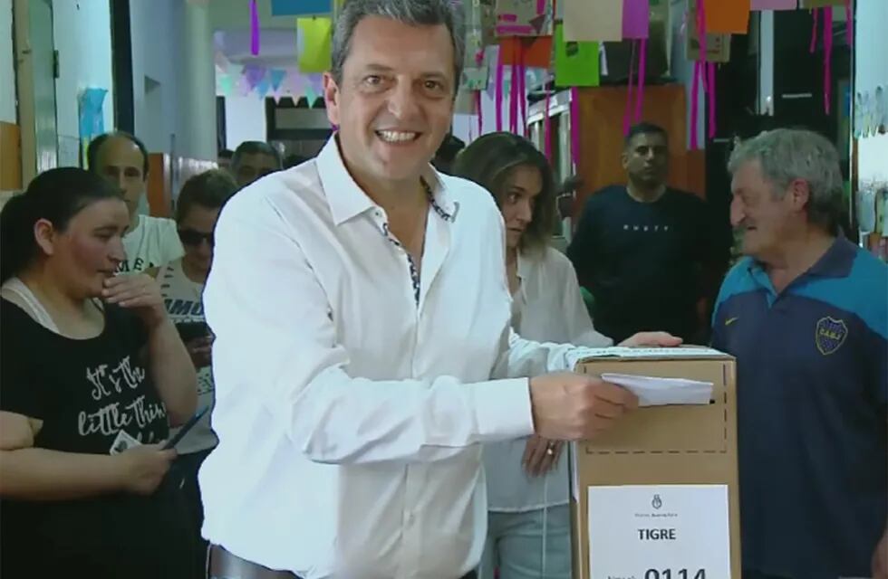 Sergio Massa al emitir su voto este domingo (Télam).