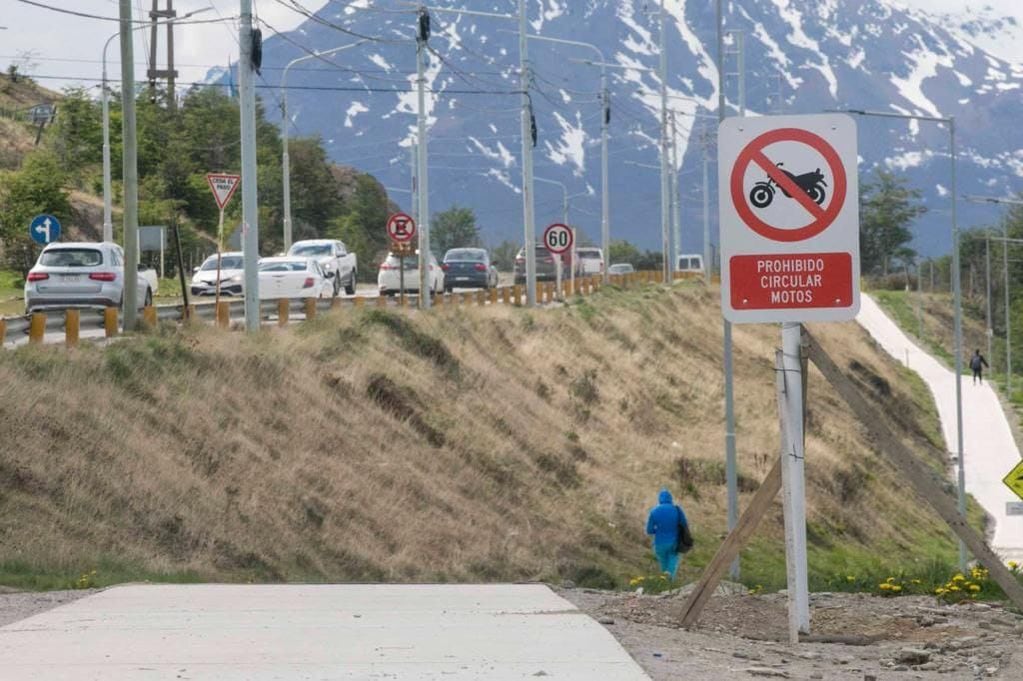 Ushuaia: colocan cartelería informativa en la nueva bicisenda Pensar Malvinas