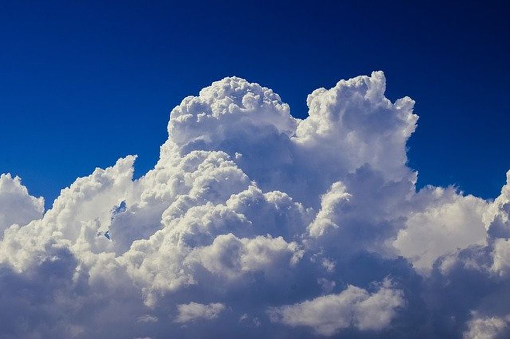 Pero al fin de cuentas luego de hablar del “sembrado de nubes” ¿cómo se hace llover artificialmente una nube?.