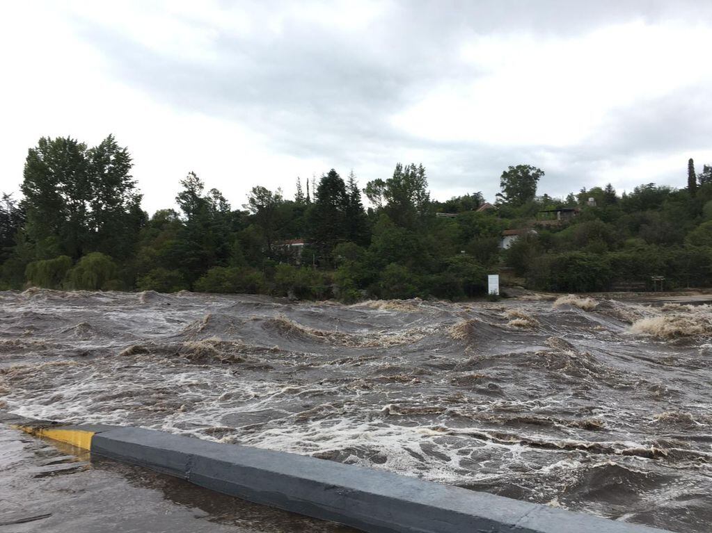 La creciente del arroyo Los Chorrillos que sorprendió a vecinos y turistas en Cabalango.