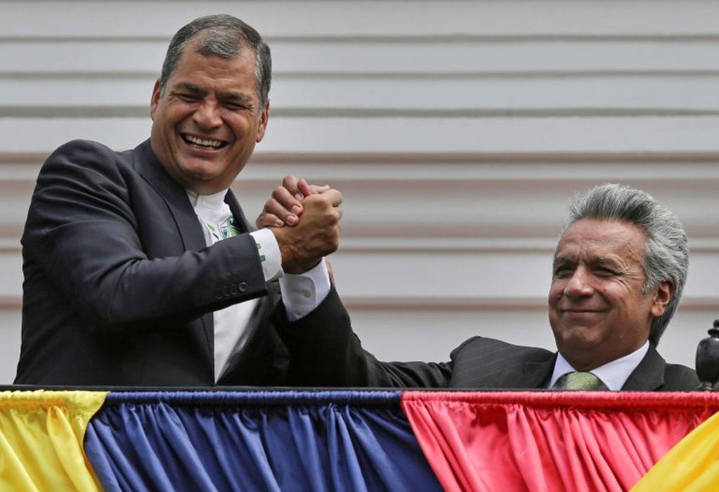 En esta foto de archivo del 3 de abril de 2017, se ve al entonces presidente de Ecuador, Rafael Correa, y al candidato presidencial Lenín Moreno, en el balcón del palacio de gobierno en Quito, Ecuador. Crédito: AP Photo/Dolores Ochoa.