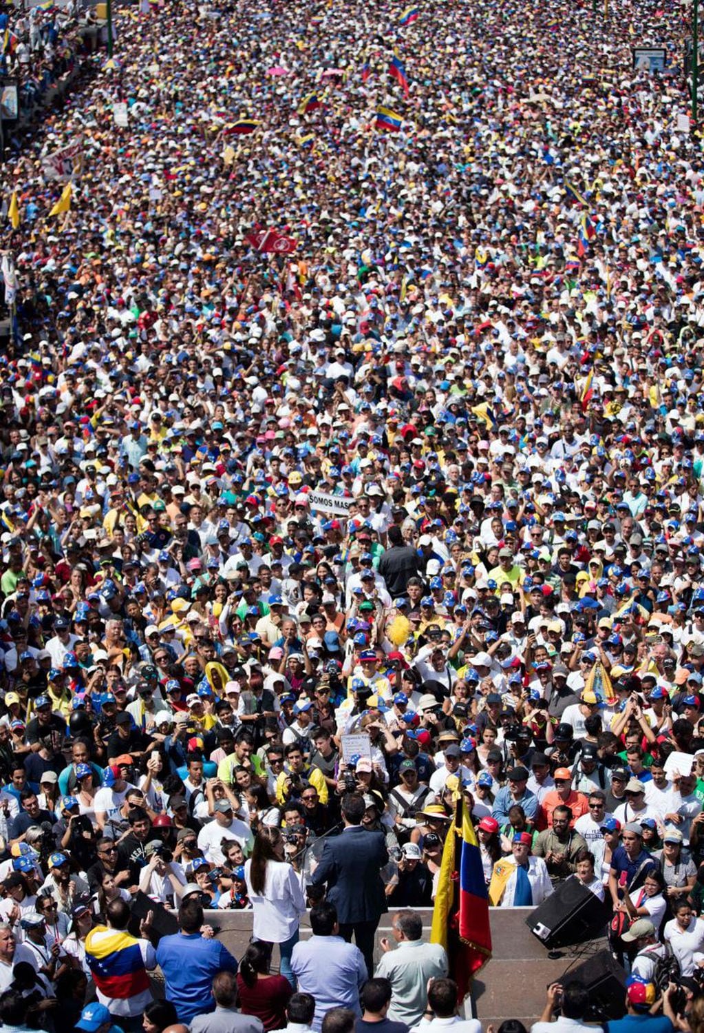 Miles de personas se manifestaron a favor y en contra del nuevo gobierno venezolano (AFP)