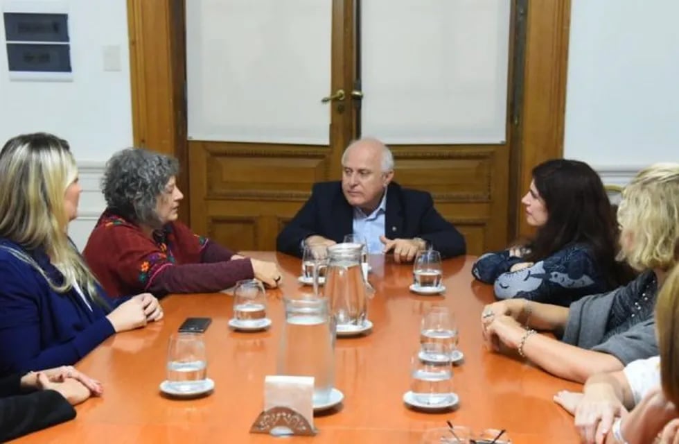 El mandatario se reunió en mayo pasado con la antropóloga Rita Segato y la periodista feminista Luciana Peker. (@gobsantafe)