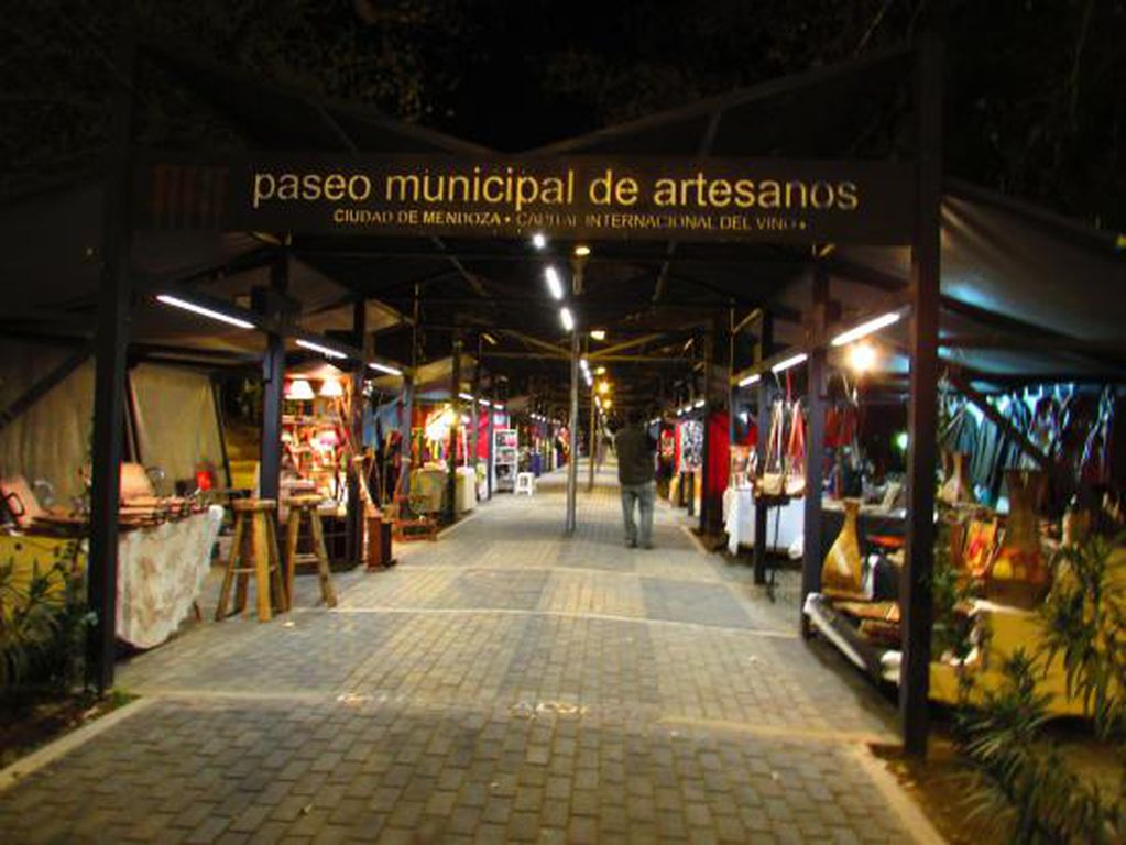 Paseo municipal de artesanos en Mendoza Capital.