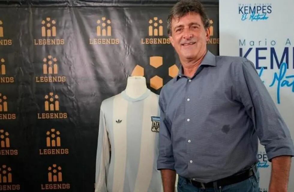 Mario Kempes y la camiseta campeona del mundo en 1978.