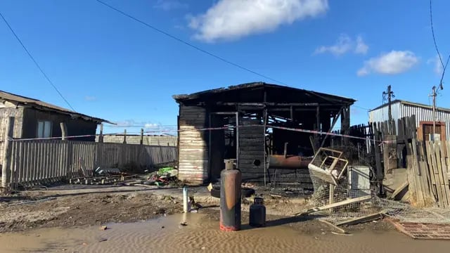 Voraz incendio destruyó por completo una vivienda en Río Grande.